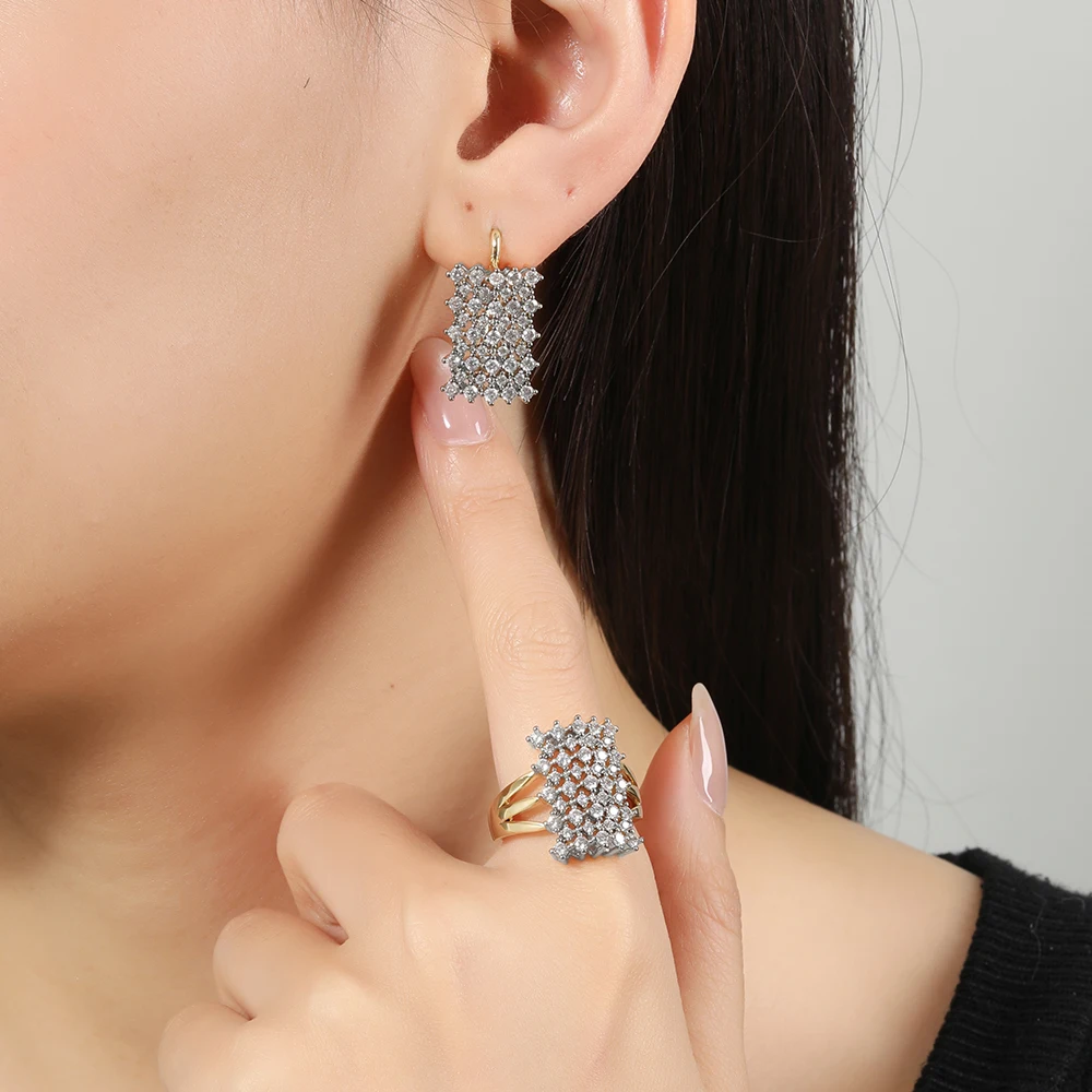 Wasserfallartige, fächerförmige Reihen, verziert mit Diamantohrringen und -ringen, als Accessoires für Bankette und Hochzeiten, ein Geschenk für die Freundin oder die Mutter. – Detail 3
