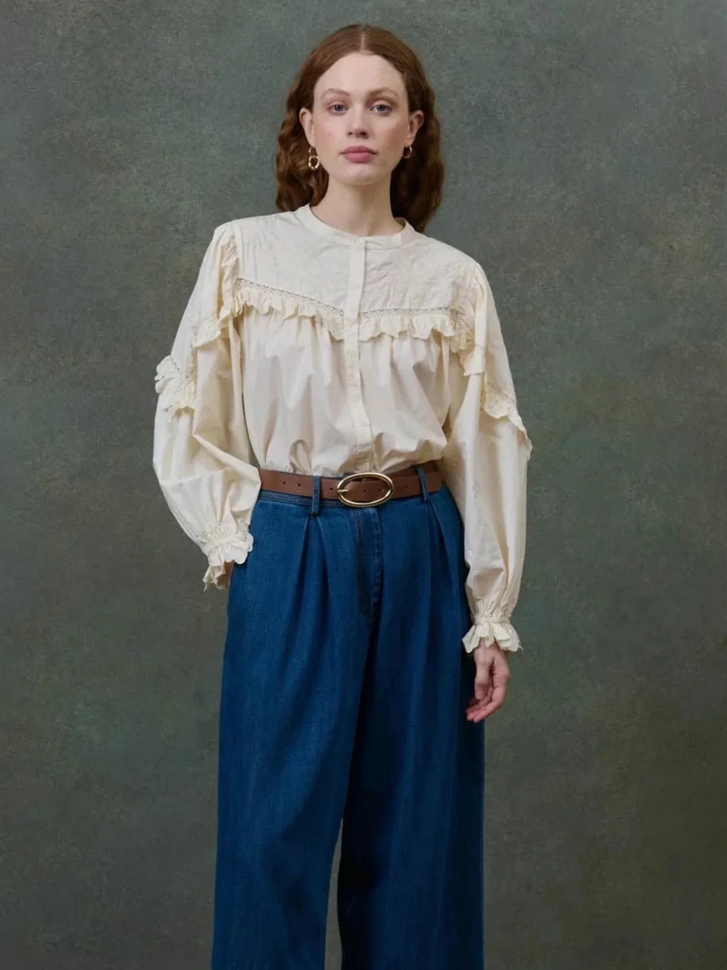 

Retro Sle Embroidered Lace Hollow out Petal Sve round Ne irt Women's Faionable Top in Apricot Color Floral Pattern