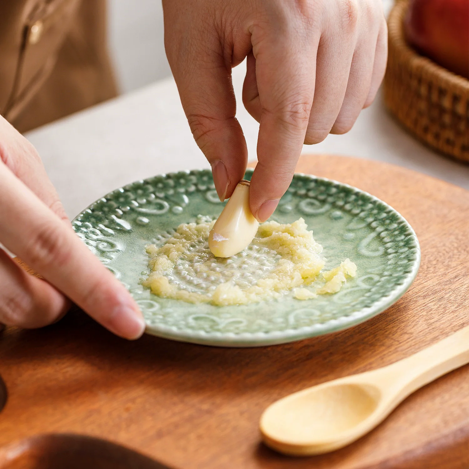 Ceramic Garlic Grater Plate Japanese Style Porcelain Ginger & Wasabi Grinder with Spout Kitchen Tool for Making Paste