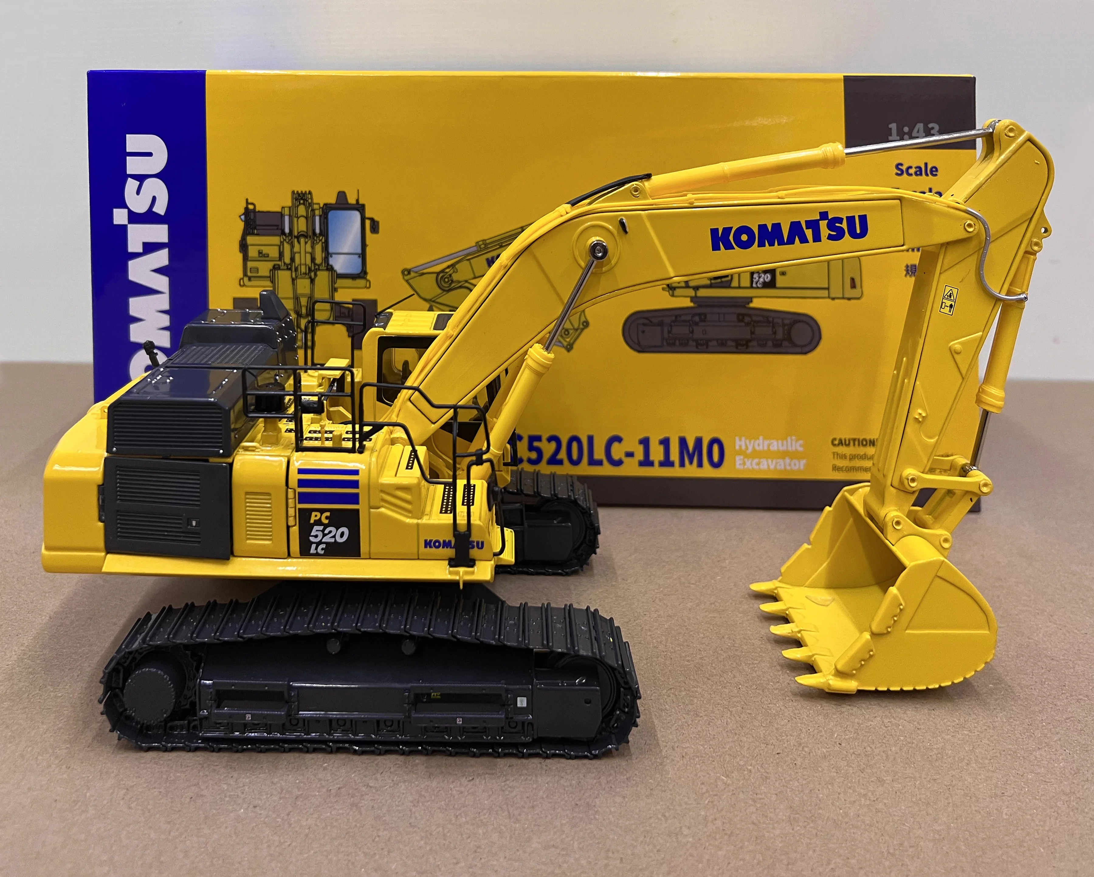 New Arrival Alloy Model Gift 1:43 Komatsu PC520LC-11M0 Hydraulic Excavator with Metal Track Engineer Machine Diecast Model Toy