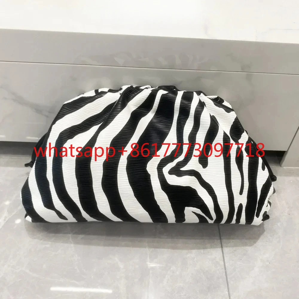 حقيبة سحابة بمشبك مطوي بنمط حمار وحشي، وحقيبة مأدبة تحمل كتف واحد