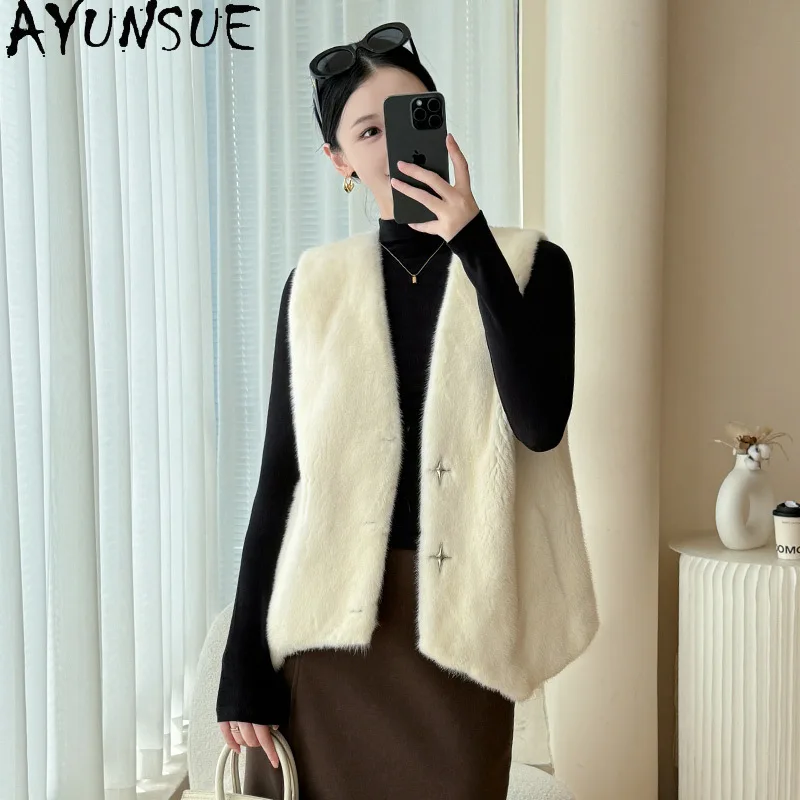 سترة من فرو المنك الطبيعي من AYUNSUE للسيدات برقبة على شكل حرف v بدون أكمام سترات شتوية من الفرو الحقيقي لملابس النساء جودة عالية 2025 Abrigo Mujer