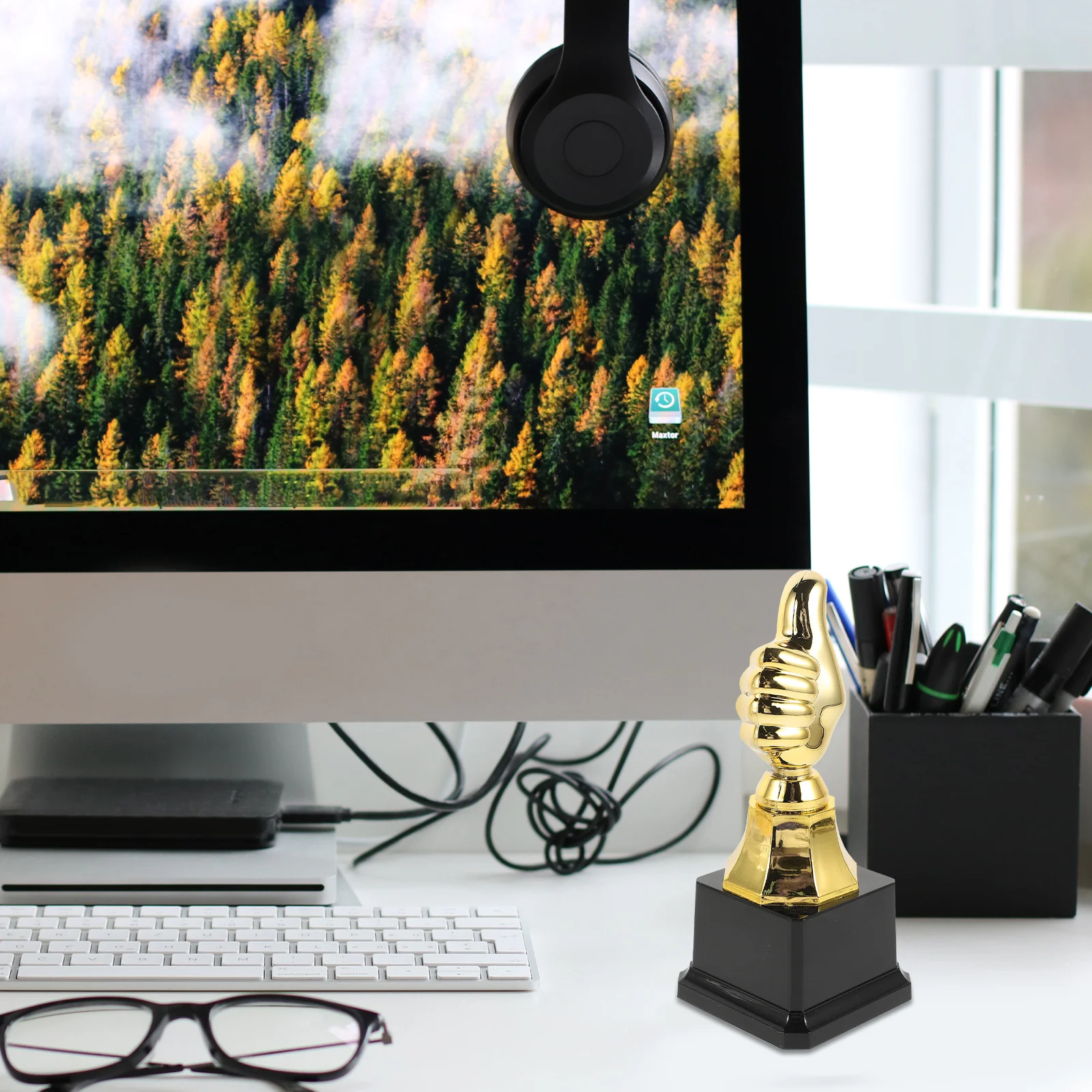 

Durable Plastic Trophy Thumbs Up Award Decorative Home Office Party Celebration Trophy Motivational Hand Gesture