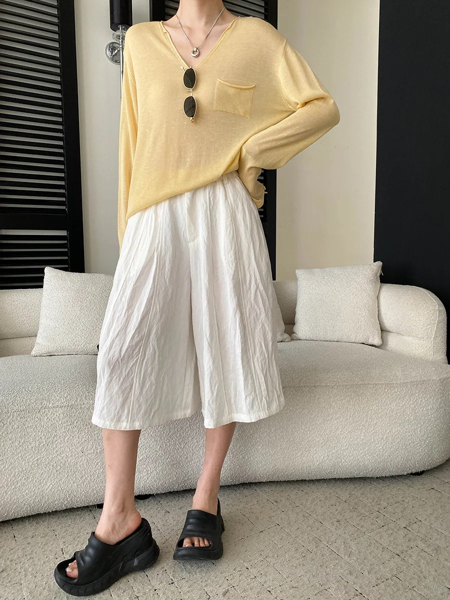 Sommerliche Damen-Freizeithose in einfarbigem Design mit lockerem Schnitt und hohem Bund und weitem Bein. – Detail 29