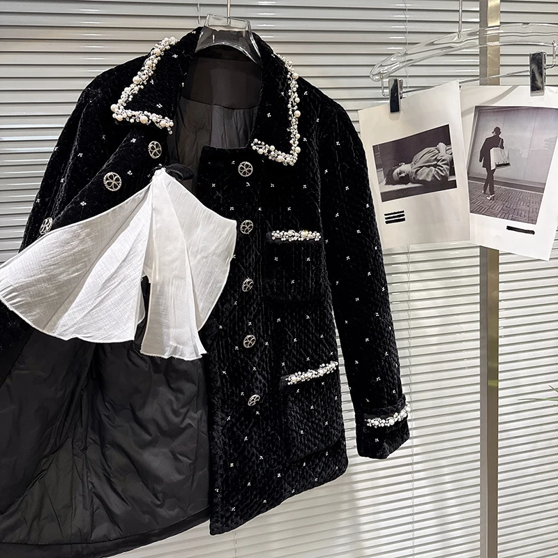 Doudoune en tissu velours avec bord perlé, écharpe en dentelle exquise, nouveau style d'hiver 2025, veste tendance pour les déplacements