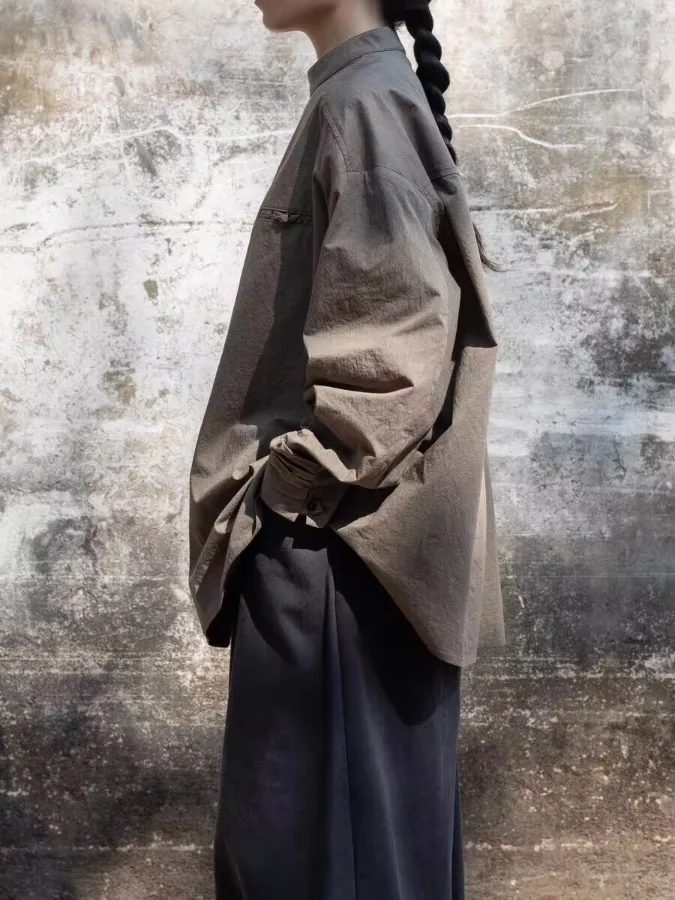 本物の春のヴィンテージ風ブラウンカラーの襟付き長袖職人技の高い女性用カジュアルファショントップ