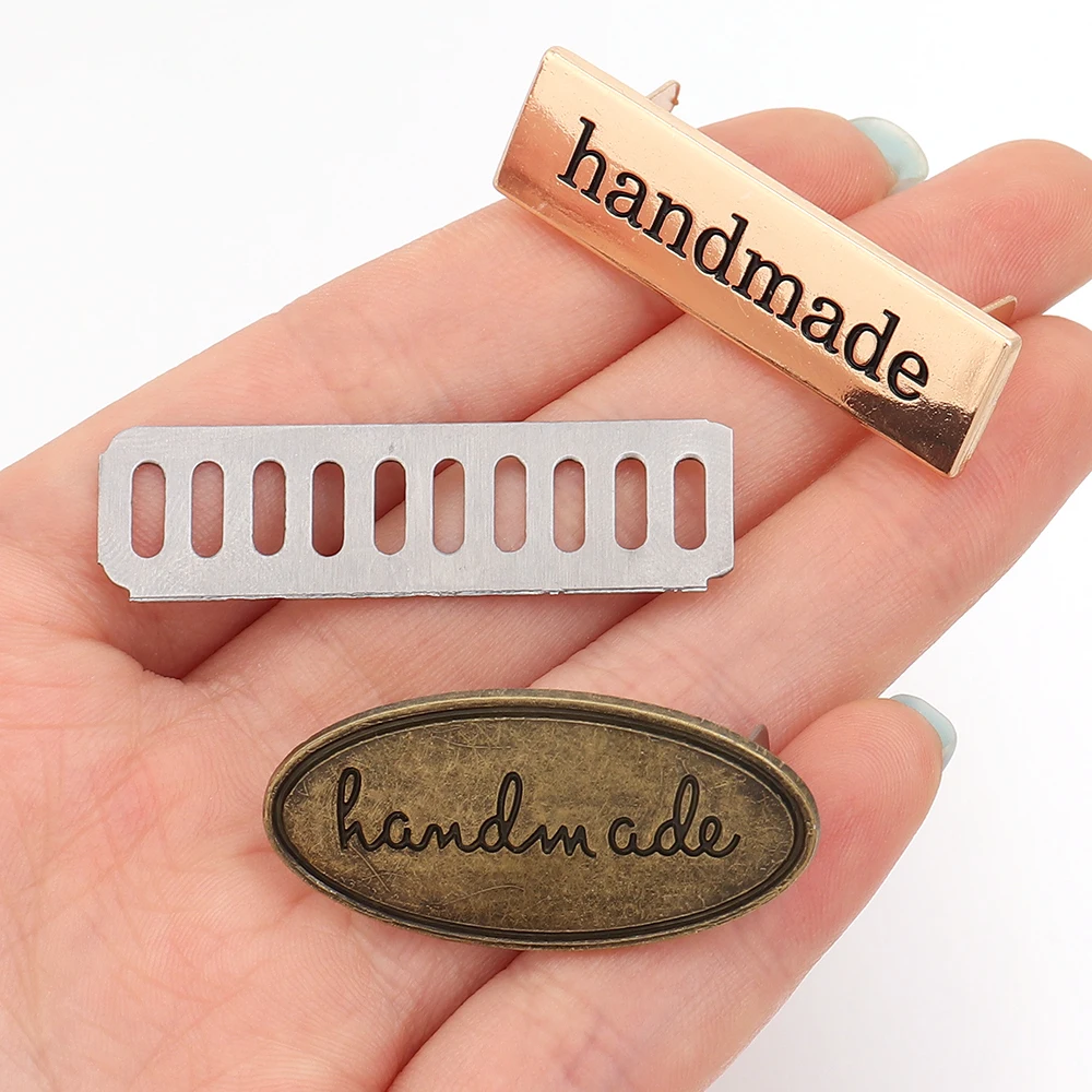 

2 Sets Metal Handmade Tags Iron Engraved Handmade Labels for DIY Clothes Shoes Purse Bags Hats Garment Accessories