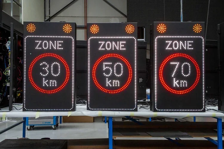 Panneau de signalisation numérique à énergie solaire portable, panneau de circulation lumineux à LED, limite de vitesse, panneau VMS d'autoroute, affichage à message variable