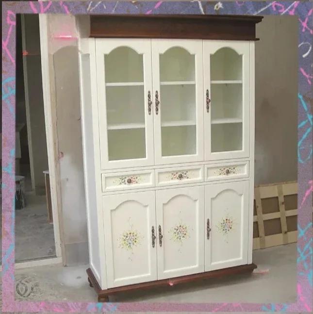 

Британский книжный шкаф из массива дерева в пасторальном средиземноморском американском стиле, расписанный вручную, с тремя стеклянными дверцами.