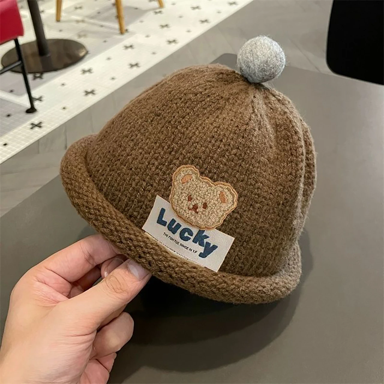 

Детская вязаная шапка с милым медведем, детская шапка с красным помпоном, плюшевая шапка-пуловер, зимняя теплая шерстяная шапка для мальчиков и девочек от 2 до 6 лет