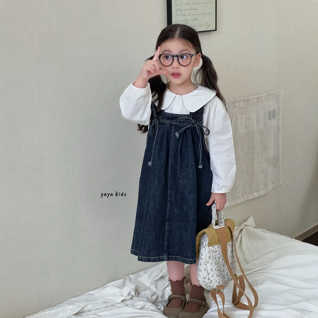 

Детская осенняя одежда, новинка 2023 года, белая рубашка с воротником Питера Пэна для девочек, дизайнерское джинсовое платье на бретелях, корейский комплект из двух предметов