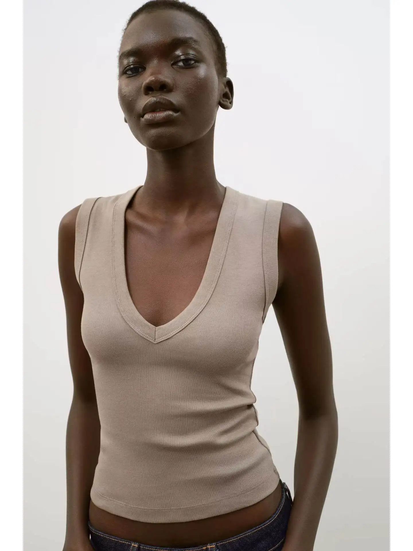 

Новая летняя женская хлопковая футболка без рукавов с V-образным вырезом, облегающая, универсальный простой дизайн, доступны разные цвета ZA2026