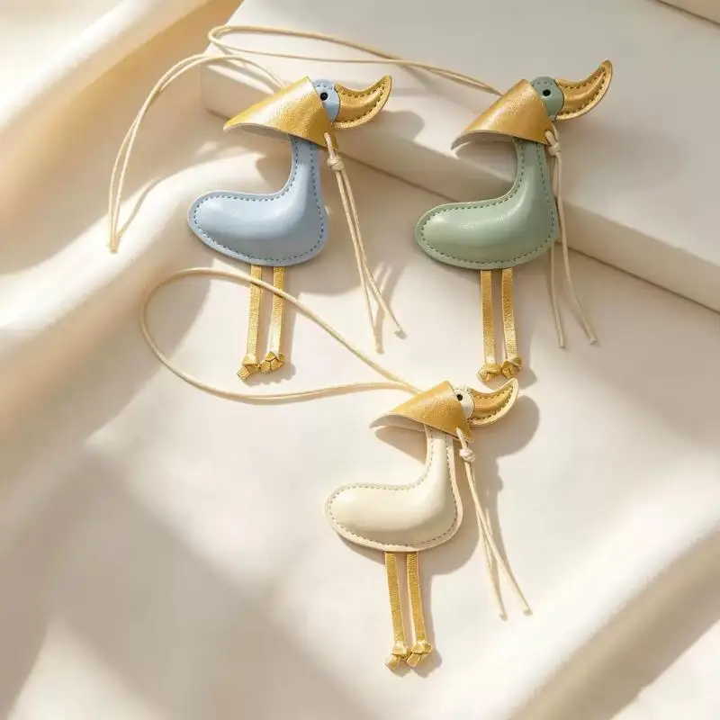 Creative Scarf Duck Duck Duckling Car Keychain PU Leather Bag Pendant Pendant Car Keychain Decoration With Cute Keychain