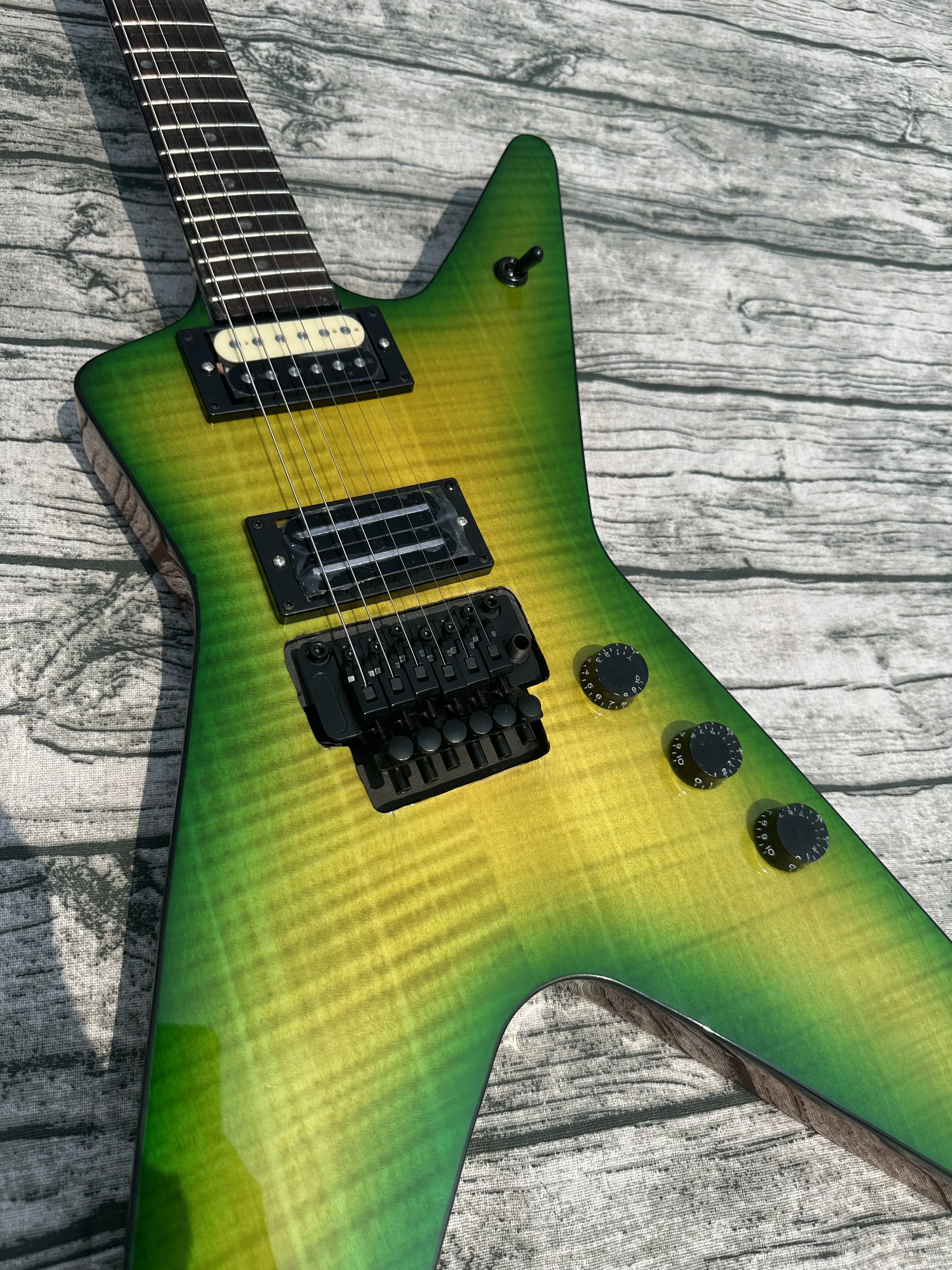 Irregular electric guitar, green tiger pattern, black accessory, dual shake tremolo, in stock, including shipping