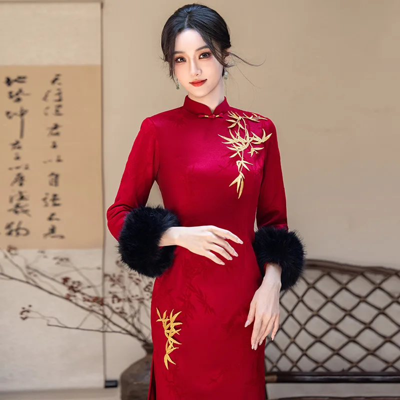 Cheongsam lengan panjang gaya Cina yang diperbaiki dengan bordir merah dan tebal untuk wanita muda, Qipao retro musim dingin.
