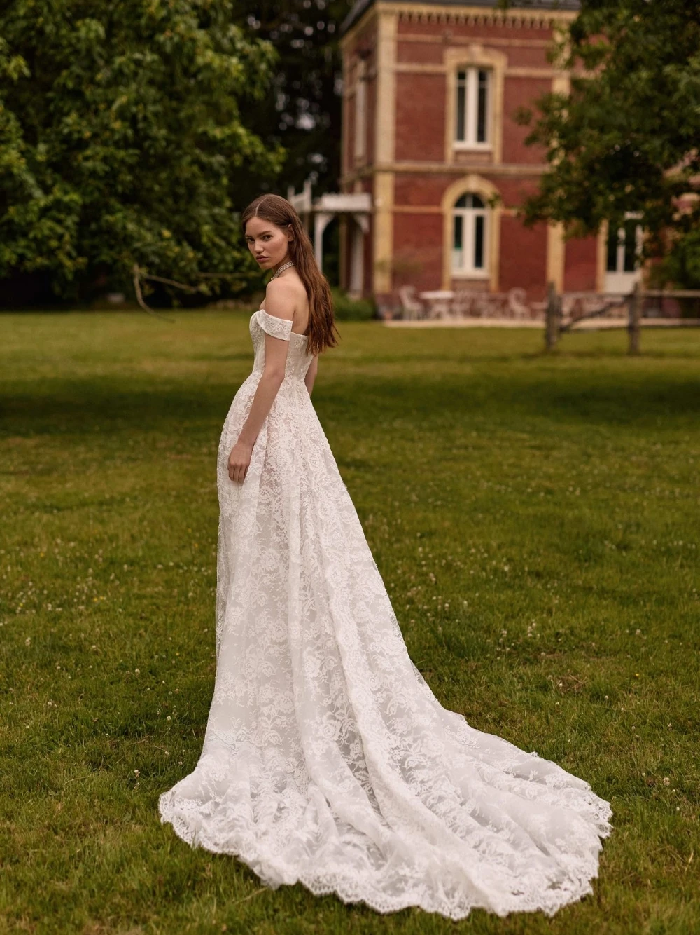 Vestido de novia de encaje Pastoral romántico con hombros descubiertos y tren elegante vestido de novia de línea A para bodas de granja de jardín al aire libre