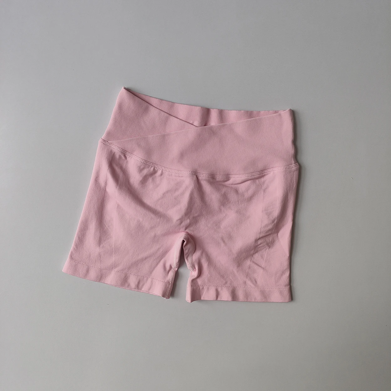 Damen Yoga-Shorts mit Vorderkreuz-Taille, dreiteilig, Hüftstraffend, Schnelltrocknend, Eng Anliegende Sportshorts für Training, Laufen und Fitness – Detail 19