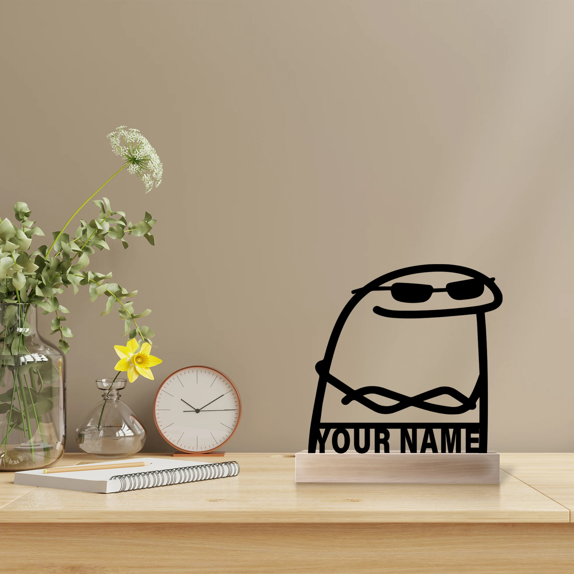 1 szt. Nowoczesna, relaksująca figurka krasnala z możliwością personalizacji imienia, metalowa statuetka, metalowa ozdoba z drewnianą podstawą, żelazna rzeźba, figurka artystyczna z drewnem.