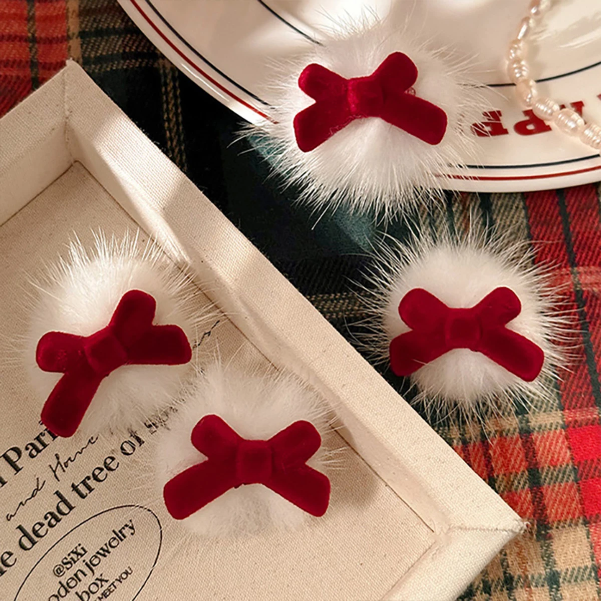 4pcs Christmas & New Year Red Bow Plush Side Duckbill Clip Hair Ornament is suitable for women to wear