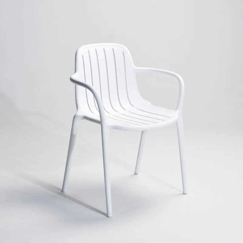 

Plastic dining chairs can be stacked in the restaurant, and simple and casual armrests, backrests, and stools can be placed in