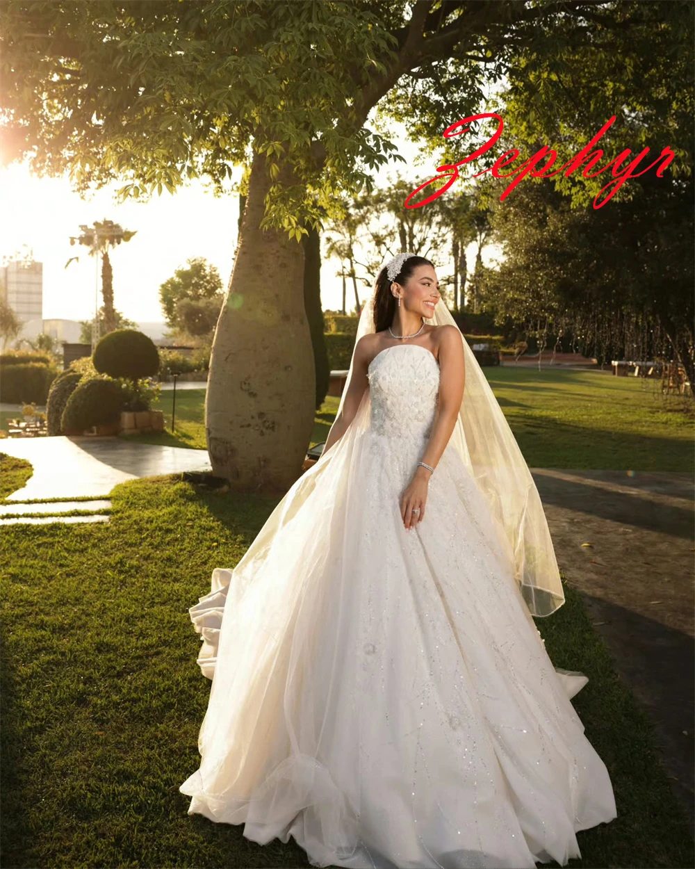 

Customized Exquisite White Tulle Wedding Dress High Quality Strapless Sleeveless Bridal Gowns Chapel Train Open Back Dresses