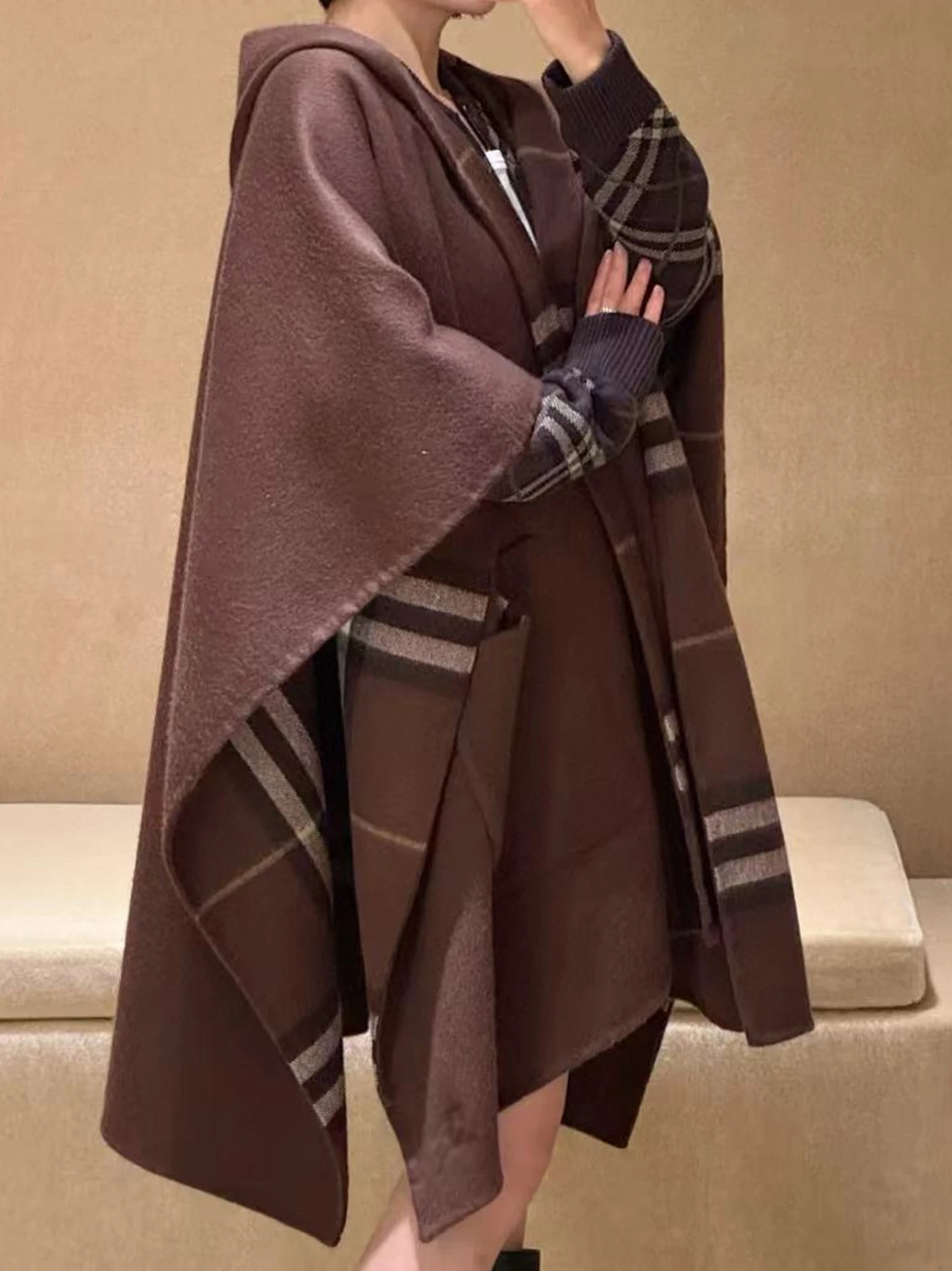 Wendeschöner karierter Wollumhang, Kapuzenschal, Damen-Luxus, warmer Winterschal, Geschenk, Ritter, B-Wappen, Zaubererhut, kariert, braun