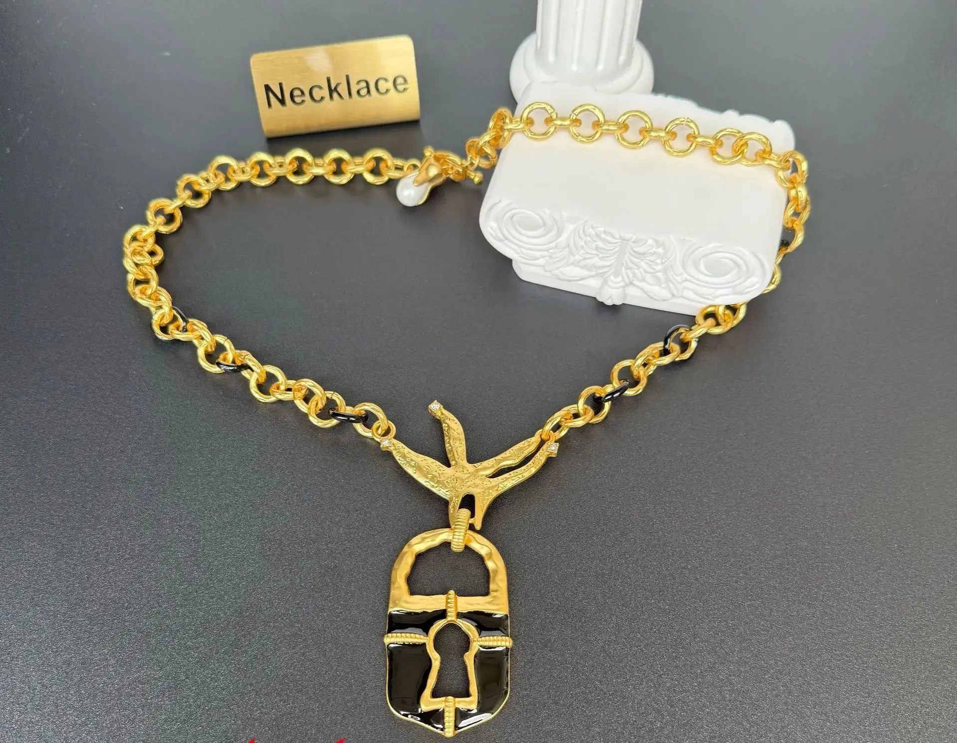 

Retro facial features, lock head necklace, collarbone chain, fashionable vintage sweater chain, light luxury jewelry for women