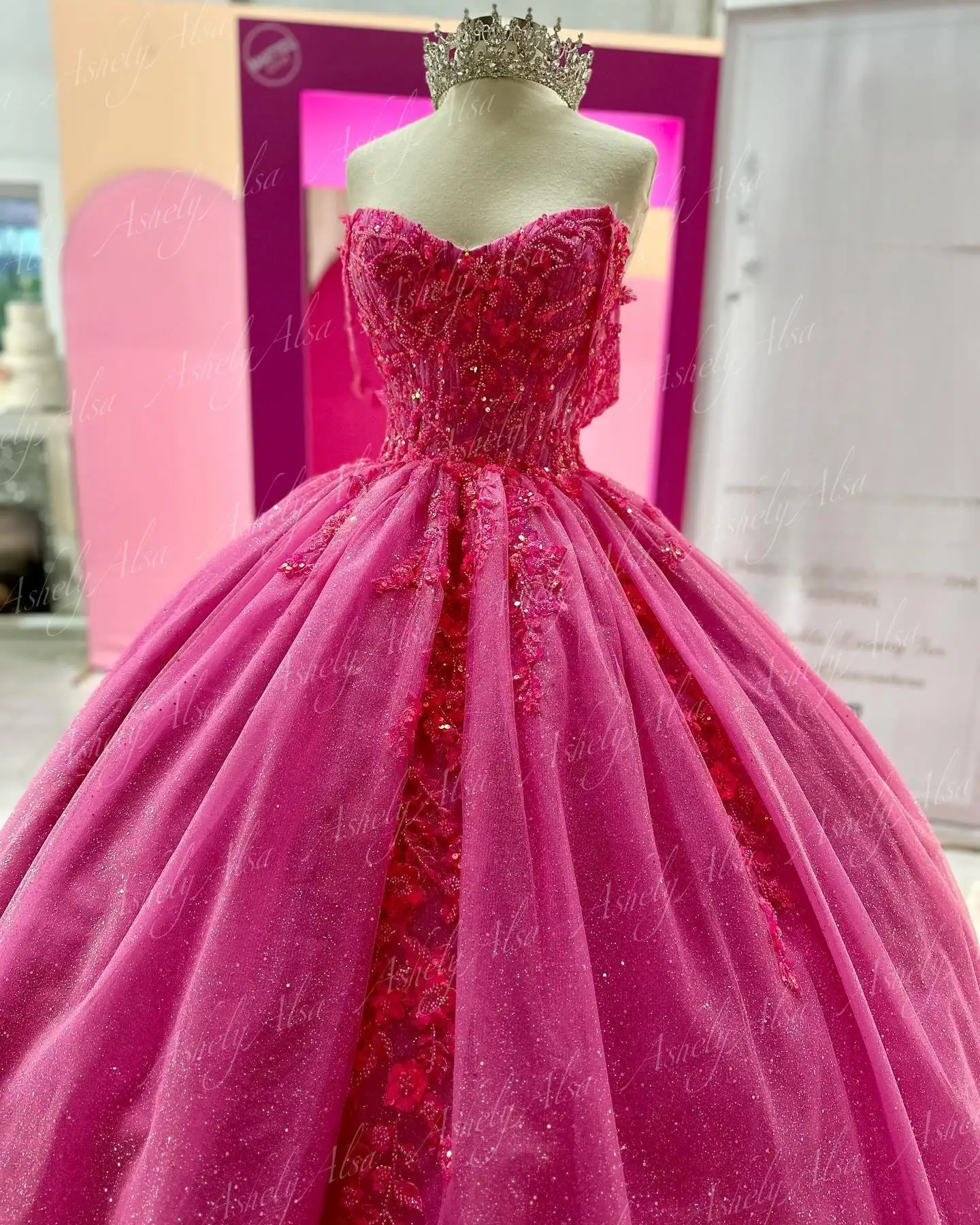 فساتين Quinceanera الفاخرة المخصصة باللون الفوشيا الحلو 15 مطرزة بالخرز فستان طويل للنساء لحفلات أعياد الميلاد والحفلات الراقصة والرقص