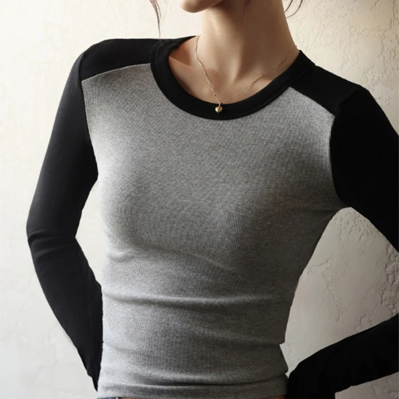 Damska koszulka bazowa z kontrastowym dekoltem O-neck, modny design, obcisła bluzka w stylu koreańskim streetwear z odkrytym ramieniem, nowość na jesień 2025.