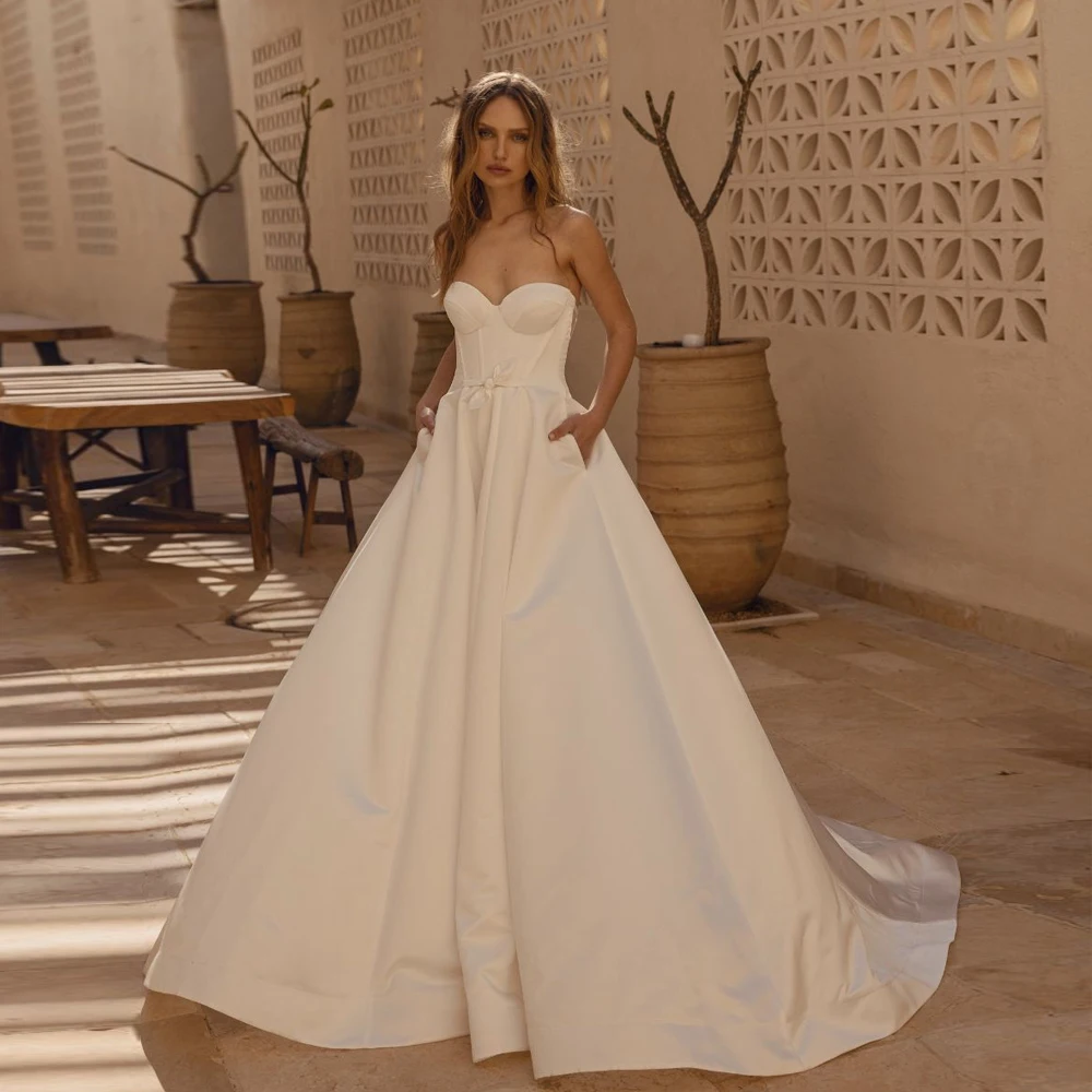 

Simple Strapless Wedding Dresses Sweetheart Neck Sleeveless Bridal Grown Floor Length Open Back Bow Button Vestidos De Novia