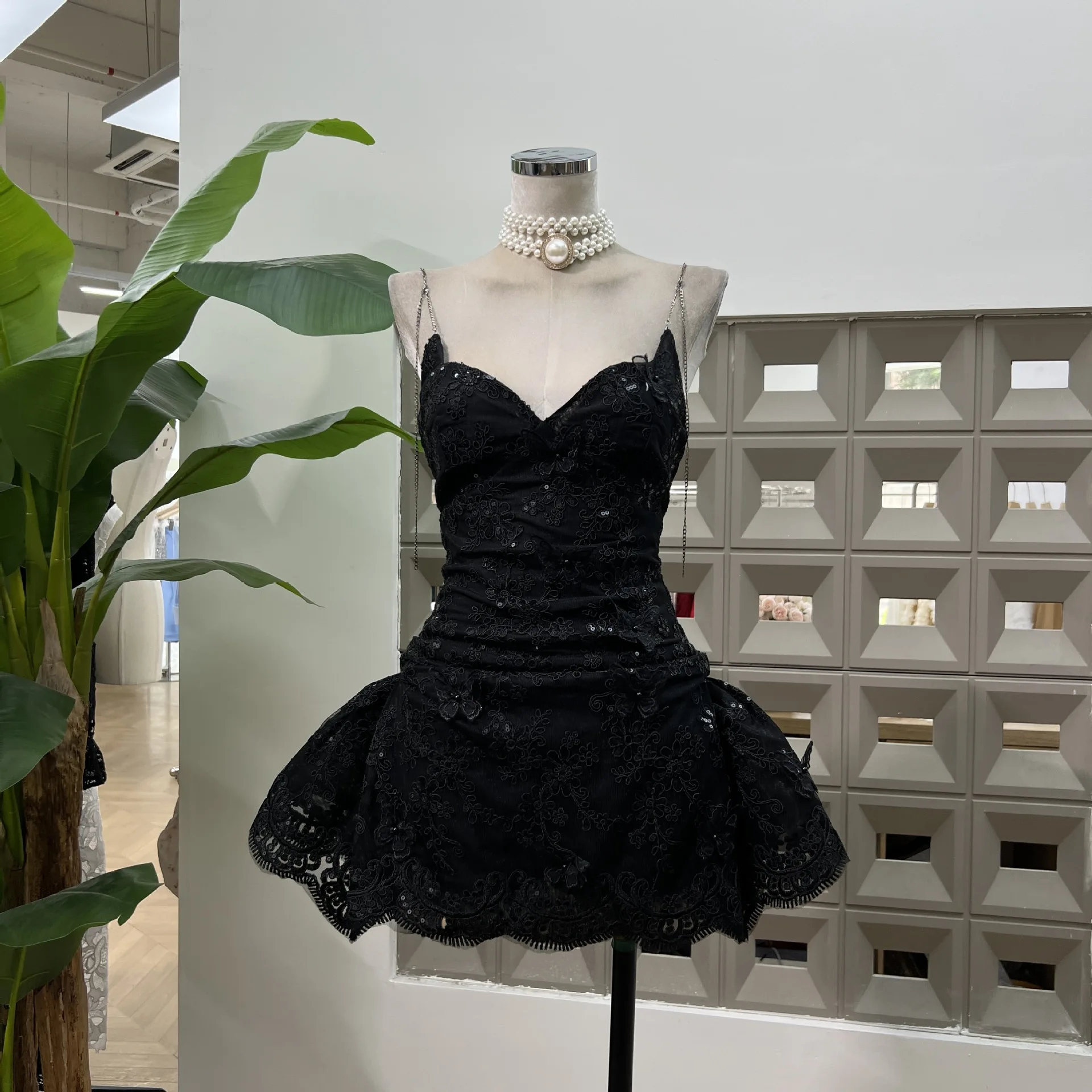 

Summer Sexy Mesh Sequins Patwork High Waist Lace Mini Dress 2025 New Metal Chain Low Callor Party Dresses Celebrity Club Wear