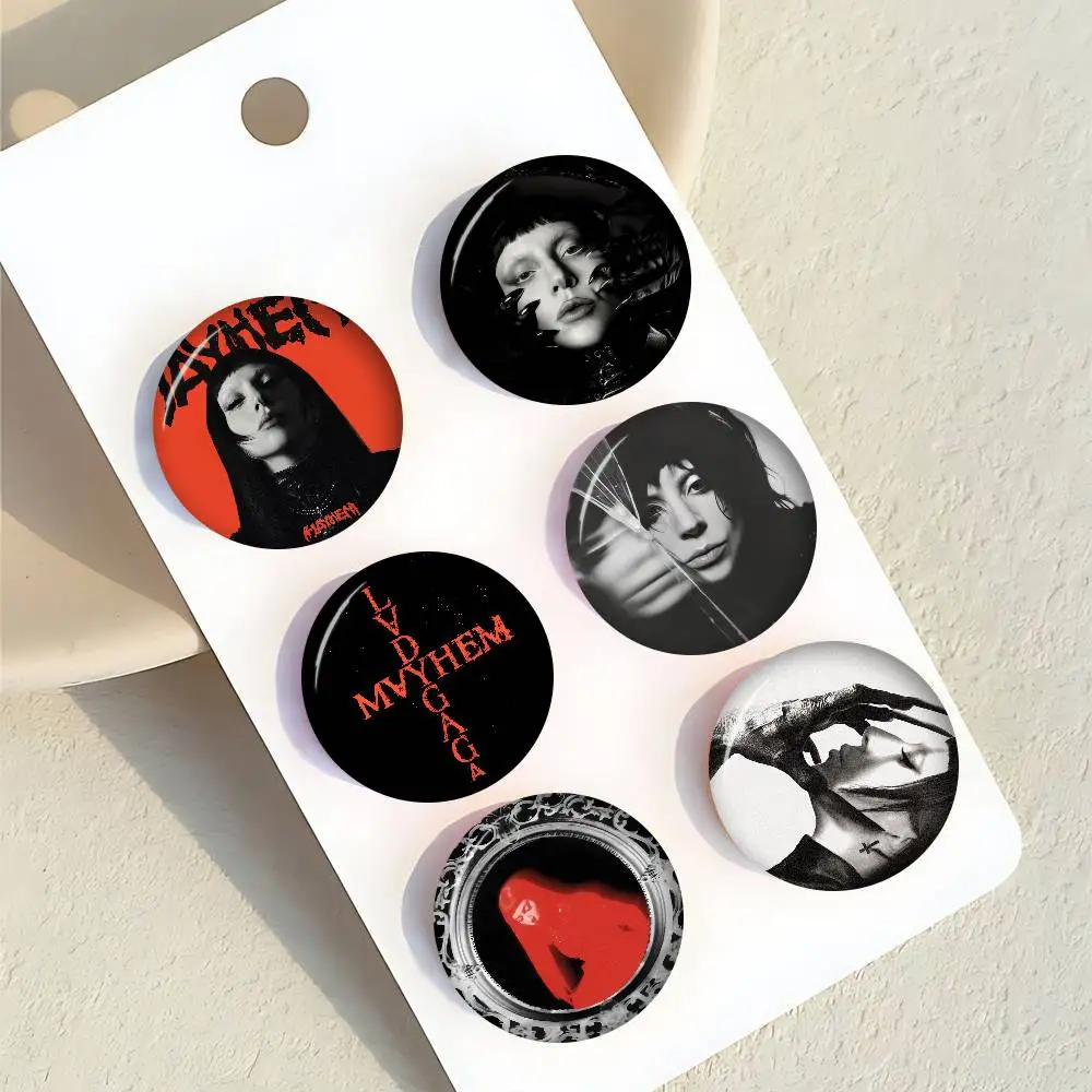 Singer Q-LADY-GAsGAs MAYHEM Figuren-Icon-Abzeichen, handgefertigte Weißblechbrosche für Rucksack, Kleidung, Brustornament, Geschenke