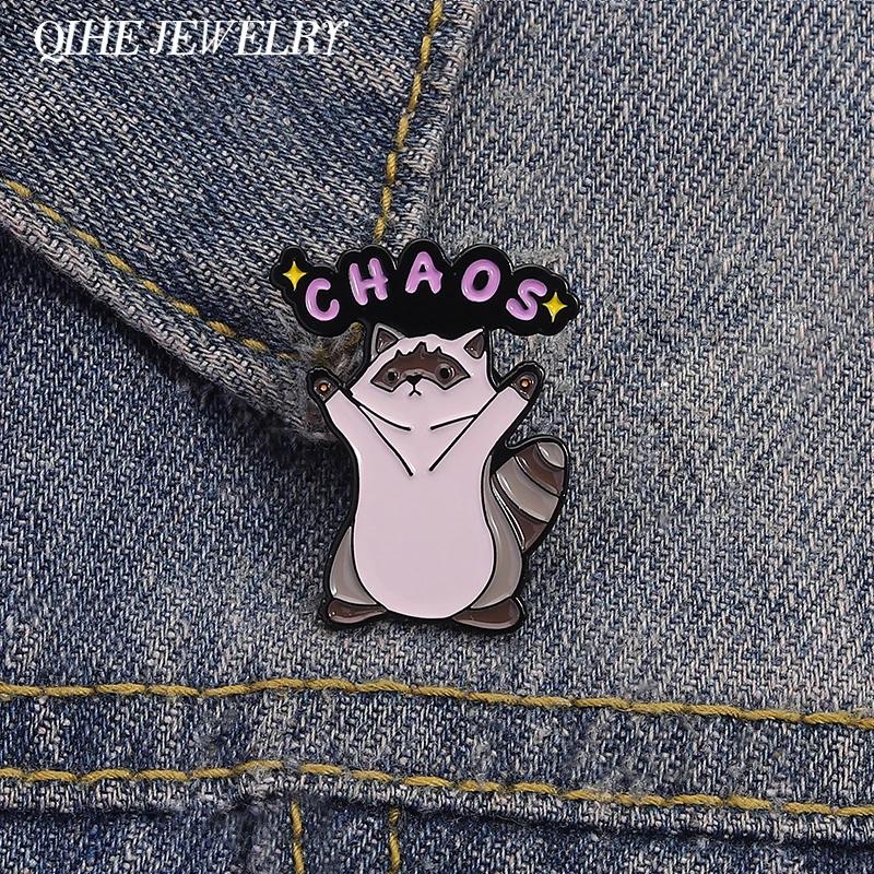 Niedliche Waschbär CHAOS Emaille Pin Cartoon Tier Dekoration Brosche Hemd Revers Abzeichen Rucksack Zubehör Schmuck Geschenke für Freunde