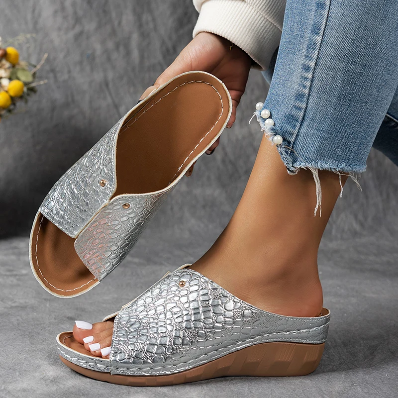 

Женские легкие сандалии на танкетке с золотым змеиным узором, на толстой подошве, платформе, нескользящие, пляжные, больших размеров