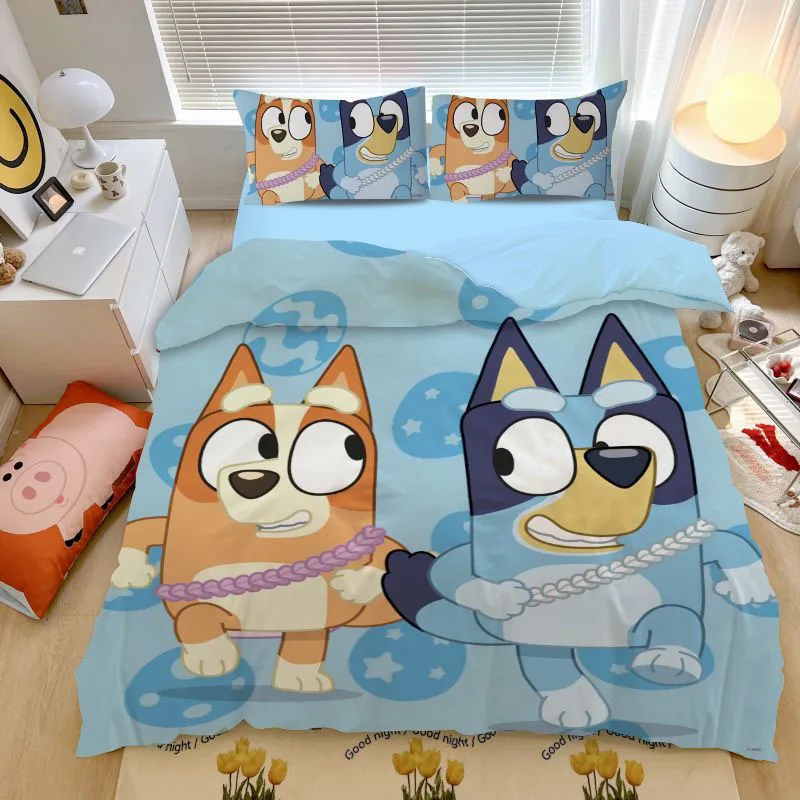 

Милый мультяшный комплект постельного белья Bluey, хлопковый, мягкий, удобный, из четырех предметов, для студенческого общежития, аниме, для обеденного перерыва, принадлежности для кровати, подарки