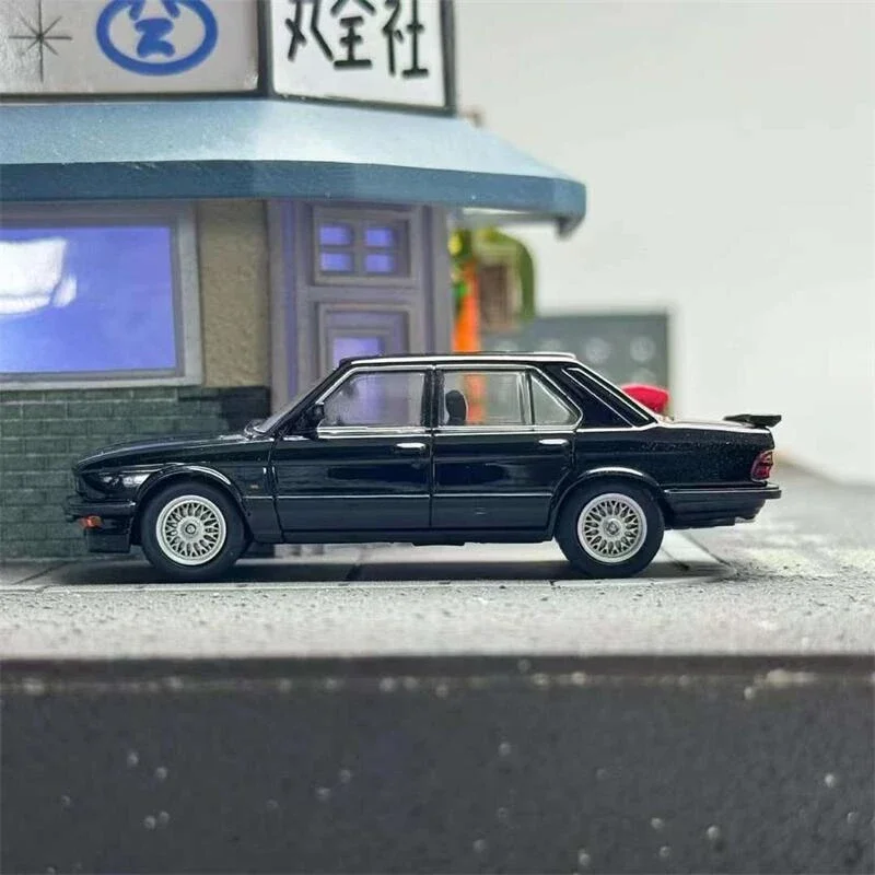 King Model 1:64 M5 E28 limited 999 Diecast Model Car