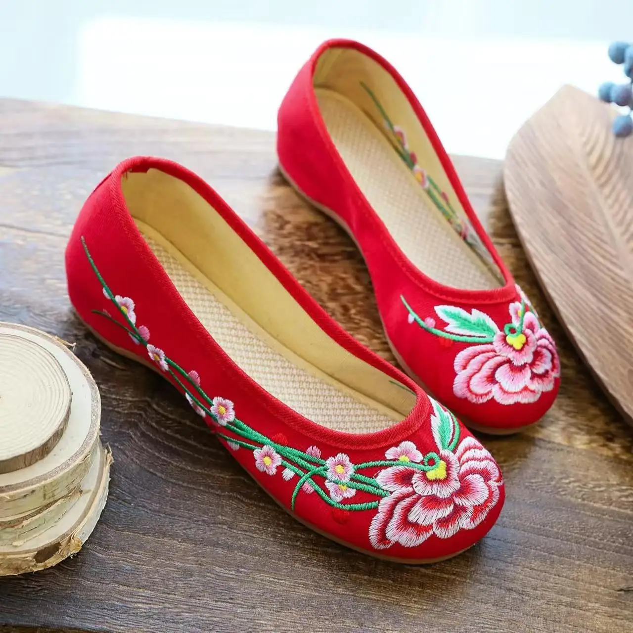 

Женские туфли на плоской подошве с вышивкой, весна-лето, новые, с мягкой подошвой, круглым носком, неглубоким вырезом, в этническом стиле, балетки.