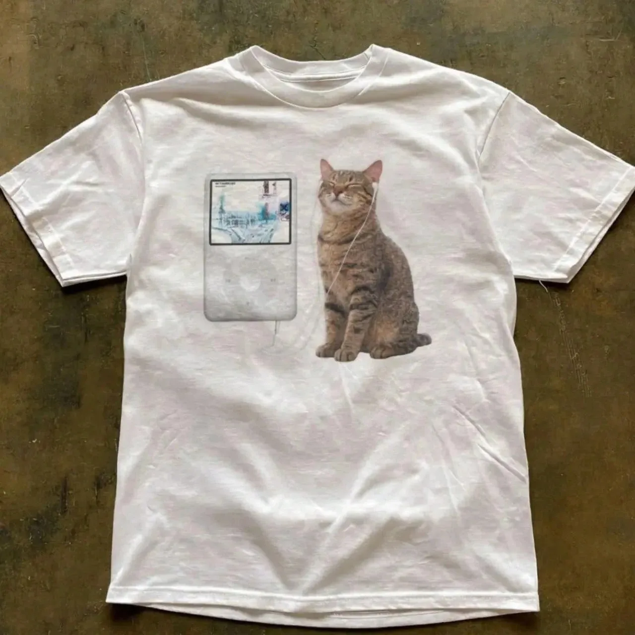 Einfaches T-Shirt für Damen und Herren mit Katzenmotiv, das auf den Film „Ok Computer“ Bezug nimmt. Neutrales T-Shirt, Geschenk-T-Shirt, T-Shirt im Y2K-Stil, T-Shirt mit neutralem Muster. – Detail 7