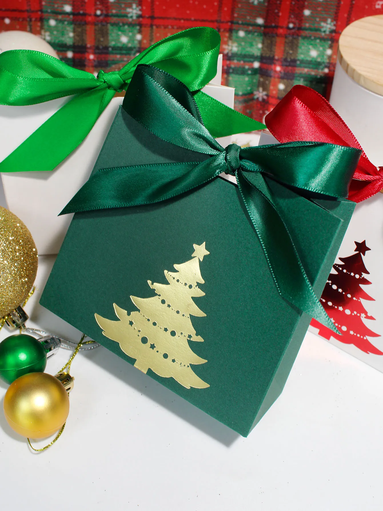 Happy Christmas candy box, children\'s gift box, festive decoration atmosphere, and candy placement