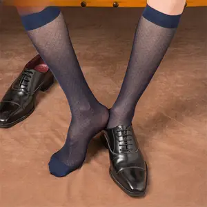 Chaussette transparente homme sale