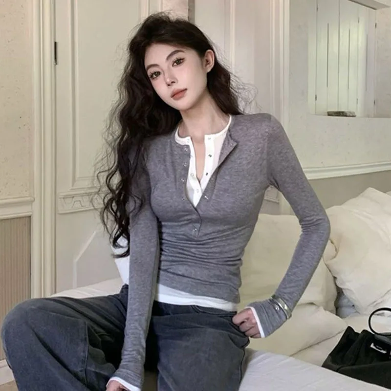 

Осенние модные футболки с v-образным вырезом на пуговицах, женские сексуальные облегающие контрастные топы с длинными рукавами, женские искусственные двухсекционные сращенные футболки