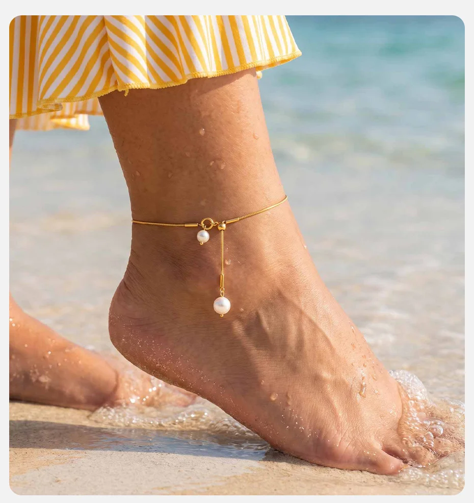 Vnox Exquisites Edelstahl-Kirschanhänger-Fußkettchen für Damen, vergoldet, Y-Form, Imitationsperlen-Schlangenkette, Fußschmuck für den Strand. – Detail 2