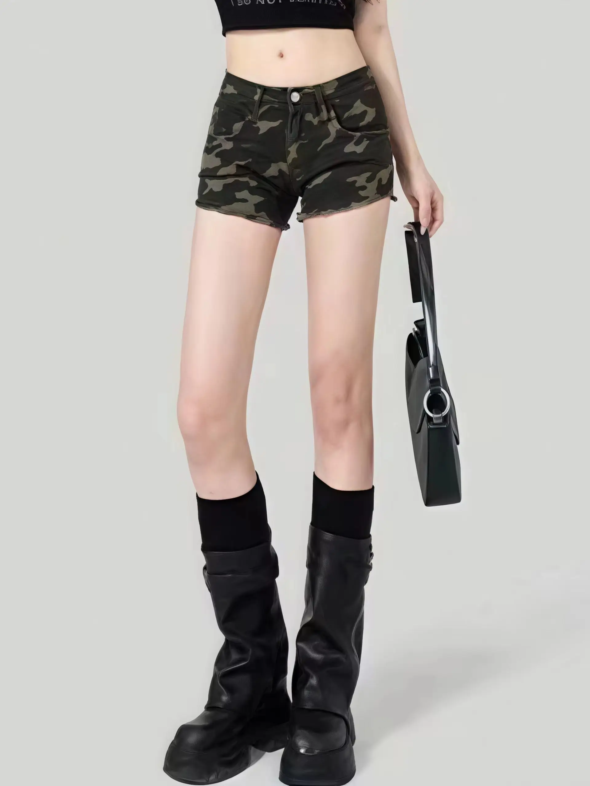 Y2K Damen Low-Waist Camouflage Denim-Shorts mit ausgefranstem Saum, Mini-Hotpants, lässige Streetwear, schmal geschnittene kurze Jeans mit Taschen – Detail 8