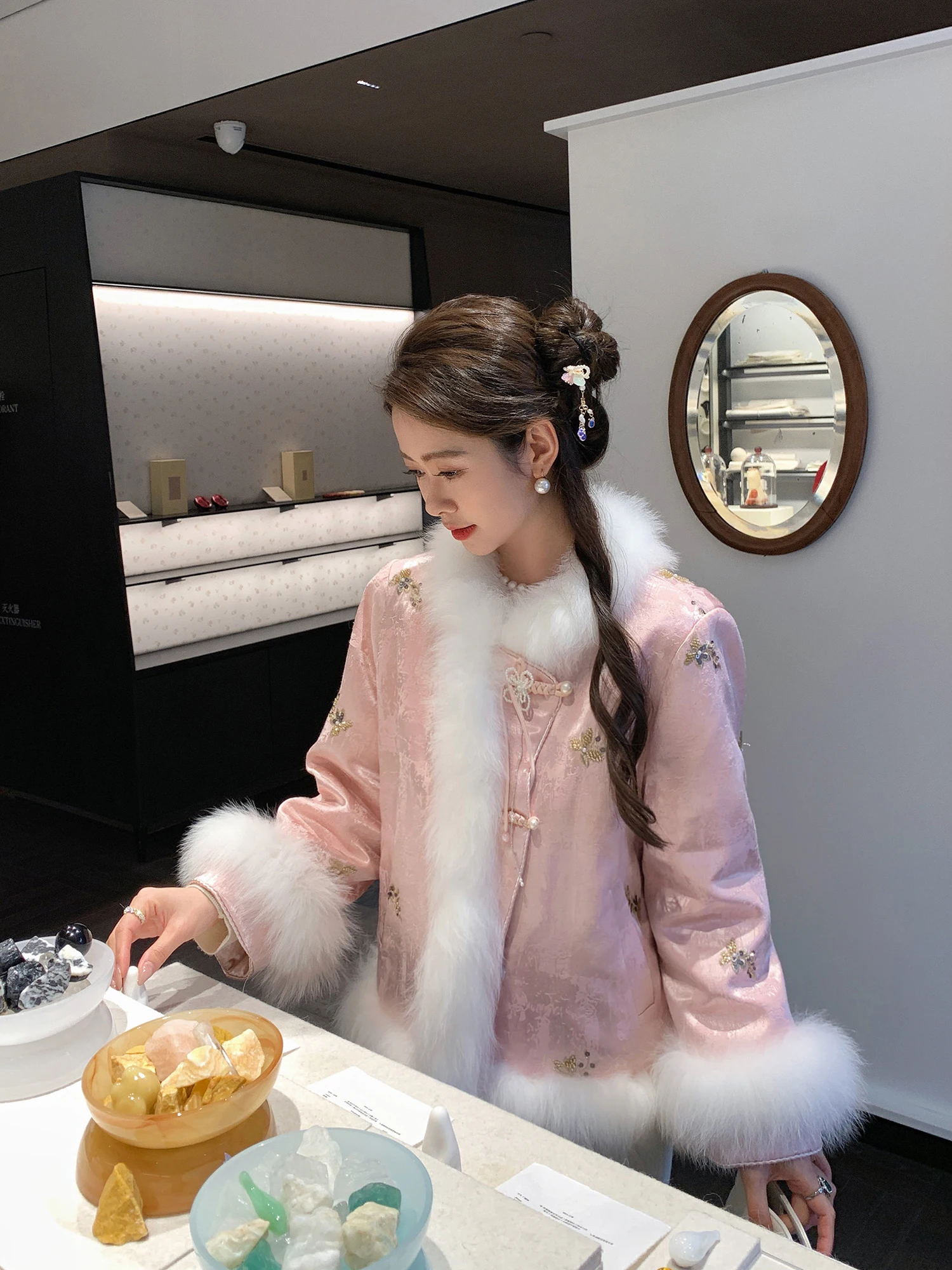 

Женское пальто Ele White Du с меховым воротником и вышивкой, модное и теплое, стандартного кроя, с длинными рукавами