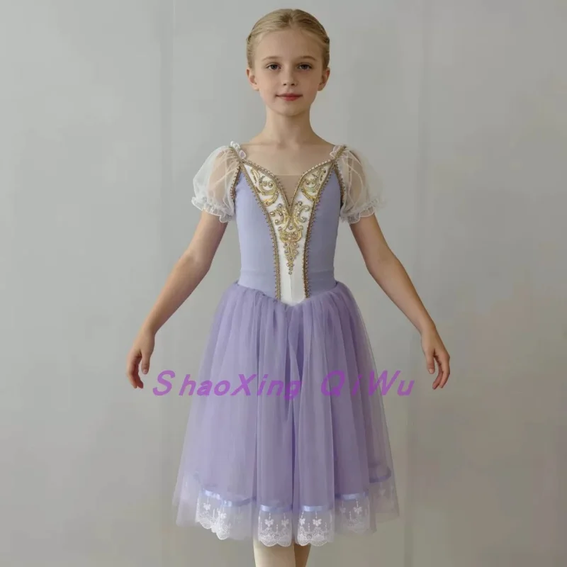Vintage peasant-style ballet dress in white and light blue, with puff sleeves, floral details and a flowy skirt. Lightweight and