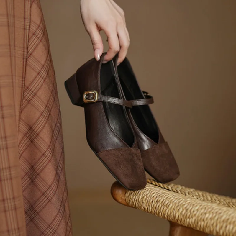 

Женские туфли на грубом каблуке, новые весенние туфли с квадратной головкой и неглубоким носком, замшевые, с металлической пряжкой, противоскользящие, износостойкие туфли с низким берцем