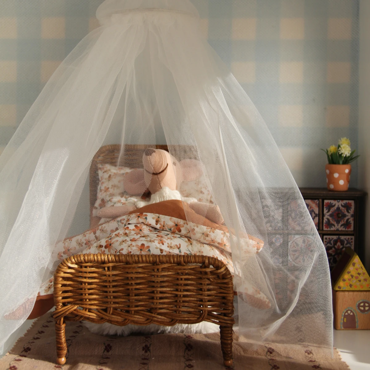 أثاث مقلد مصغر بمقياس 1:8-1:12: سرير الروطان L-16 سم مع طقم سرير مكون من 3 قطع، ومظلة سرير، وماوس تلبيس H-15 سم، مناسب لتزيين بيت الدمى BJD/OB11 #2