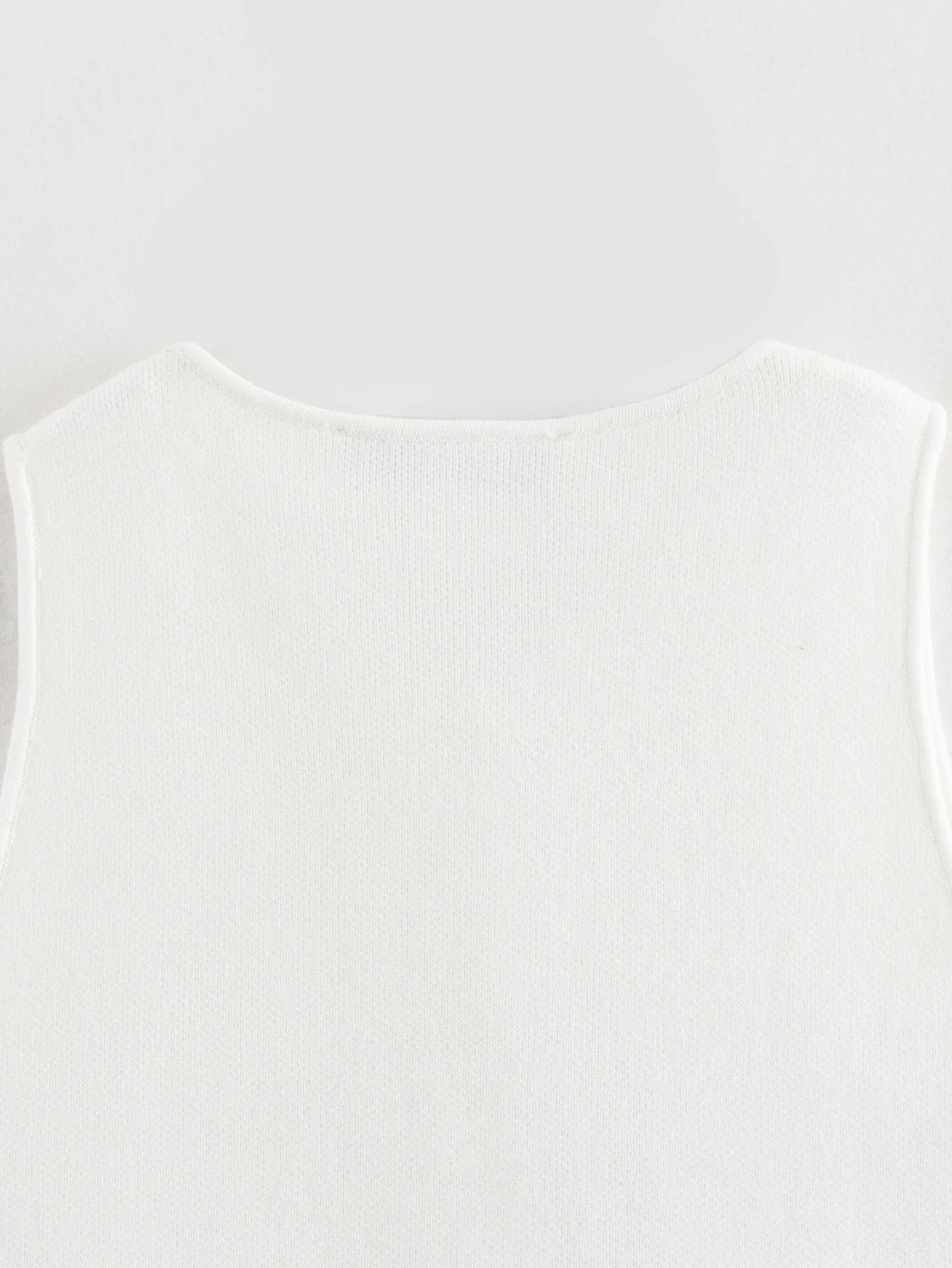 2025 가을 트렌디한 여성용 화이트 니트 크롭 탑(버튼 디테일 포함) |   패션 걸스를 위한 스트리트웨어 조끼 탱크탑