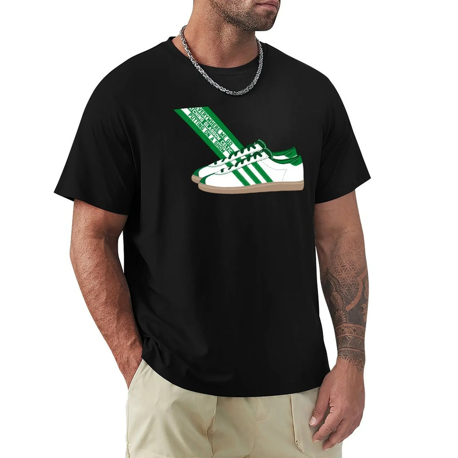 A dondequiera que vayamos, viendo al Glasgow Celtic, nos ponemos una camiseta espectacular de corte relajado y manga corta.