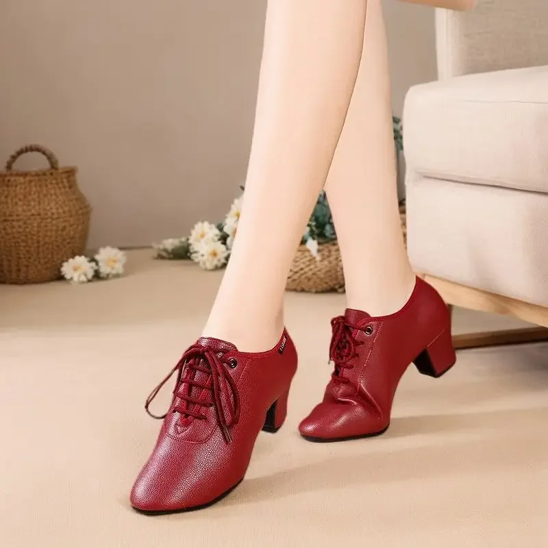 Zapatos de baile cuadrados rojos para mujer, zapatos de baile latino de fondo suave de cuero genuino, suela de goma, zapatos cómodos para profesores